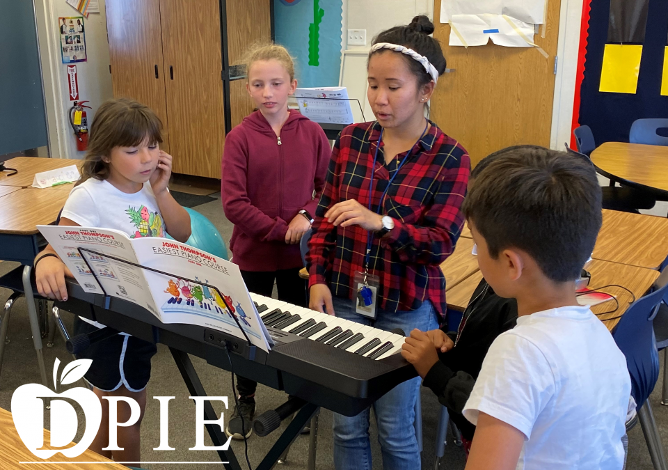 kids learning piano